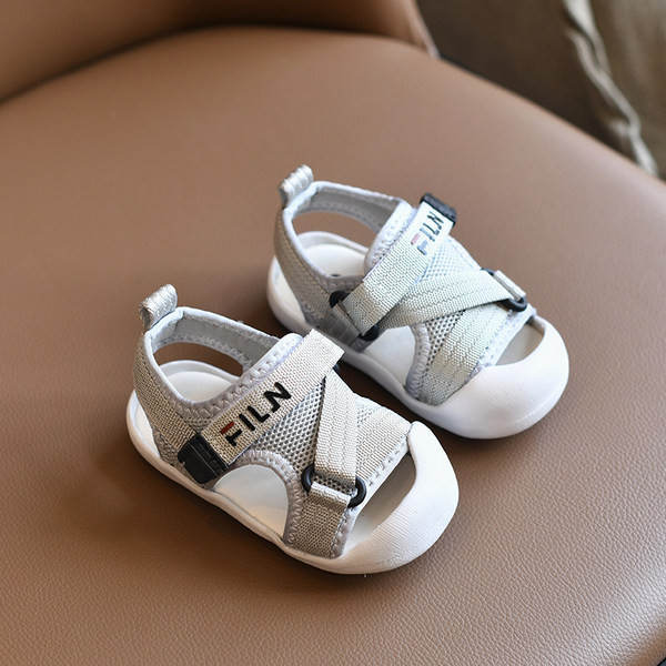 Kolmes värvitoonis kleebistega vabaaja laste sandaalid