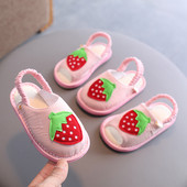 Maasikakaunistusega ja pehme tallaga beebisandaalid - kaks mudelit