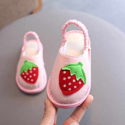 Maasikakaunistusega ja pehme tallaga beebisandaalid - kaks mudelit