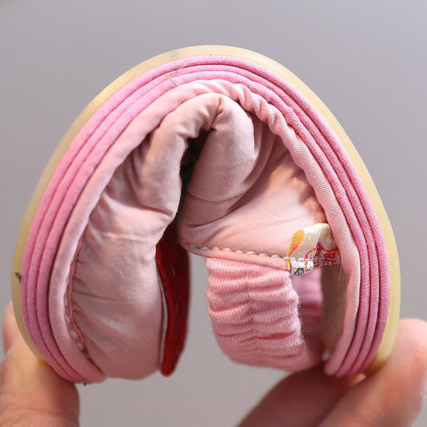 Maasikakaunistusega ja pehme tallaga beebisandaalid - kaks mudelit