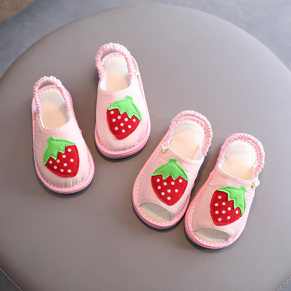Maasikakaunistusega ja pehme tallaga beebisandaalid - kaks mudelit