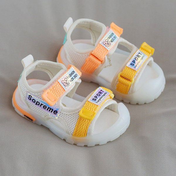 Нов модел сандали за бебета с велкро закопчаване и емблеми с надпис