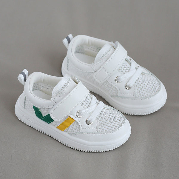 Valged võrgusilma ja paeltega beebitossud