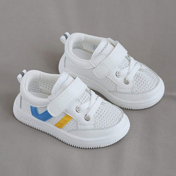 Valged võrgusilma ja paeltega beebitossud