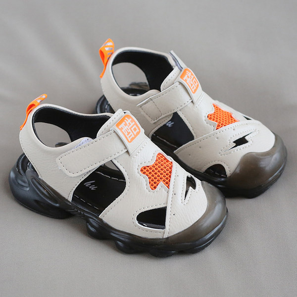 Kolmes värvitoonis takjapaelaga beebinahast sandaalid