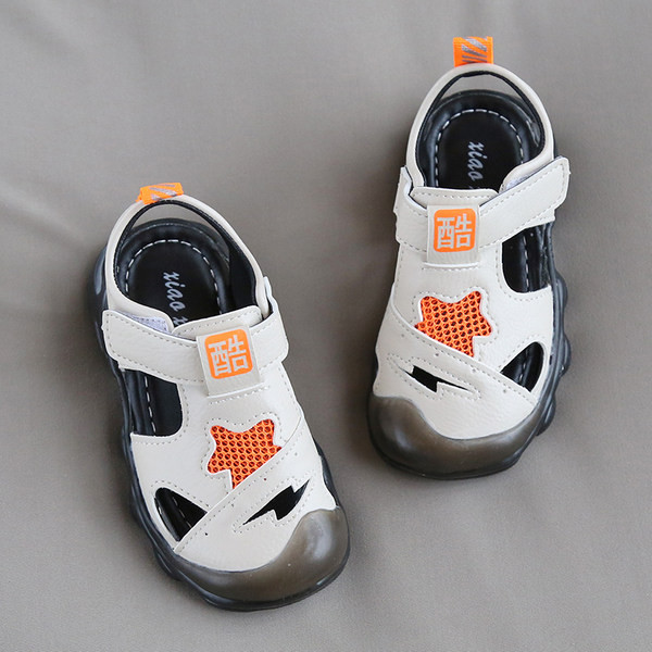 Kolmes värvitoonis takjapaelaga beebinahast sandaalid