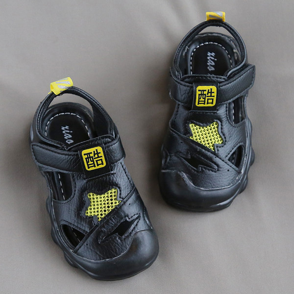 Kolmes värvitoonis takjapaelaga beebinahast sandaalid