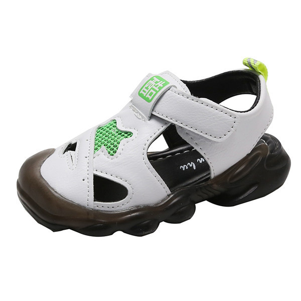 Kolmes värvitoonis takjapaelaga beebinahast sandaalid