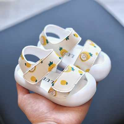 Модерни бебешки сандали с апликация и лепенки 
