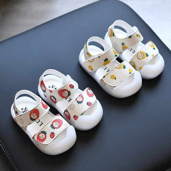 Модерни бебешки сандали с апликация и лепенки 