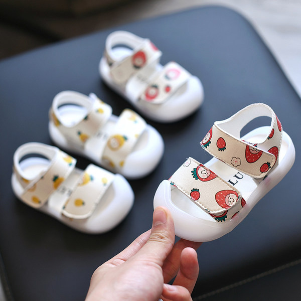 Модерни бебешки сандали с апликация и лепенки 