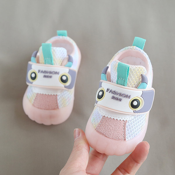 Beebi kingad pealkirjade ja takjapaelaga