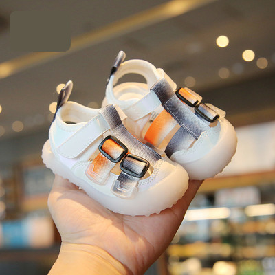 Бебешки затворени сандали с цветни каишки и велкро закопчаване 