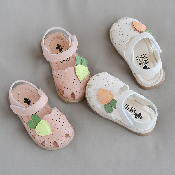 Kahes värvitoonis 3D-elemendiga beebisandaalid