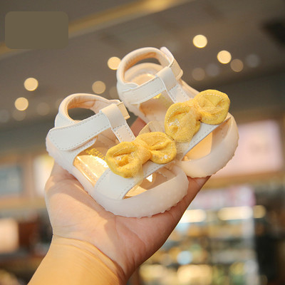 Beebi kinnised kunstnahast takjapaela ja paelaga sandaalid