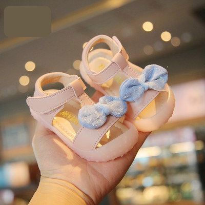 Beebi kinnised kunstnahast takjapaela ja paelaga sandaalid