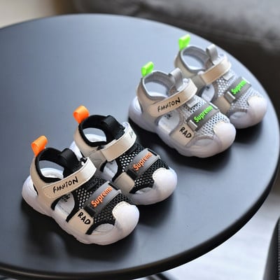 Бебешки сандали с надписи и лепенки 