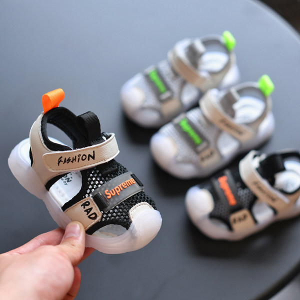 Beebi sandaalid kirjade ja kleebistega