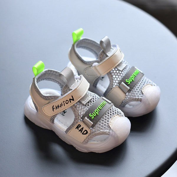 Beebi sandaalid kirjade ja kleebistega