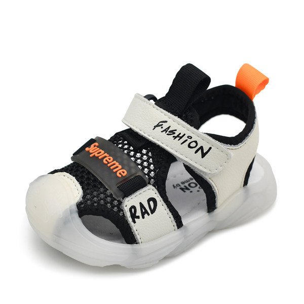 Beebi sandaalid kirjade ja kleebistega