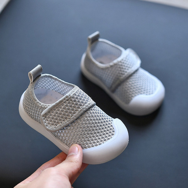 Võrgusilma ja kleebistega beebikingad