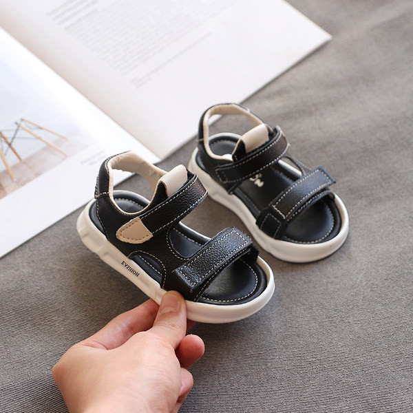 Nelja värvi kleebistega beebisandaalid