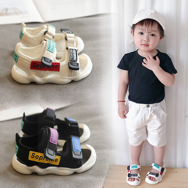 Kleebiste ja pealdistega beebisandaalid