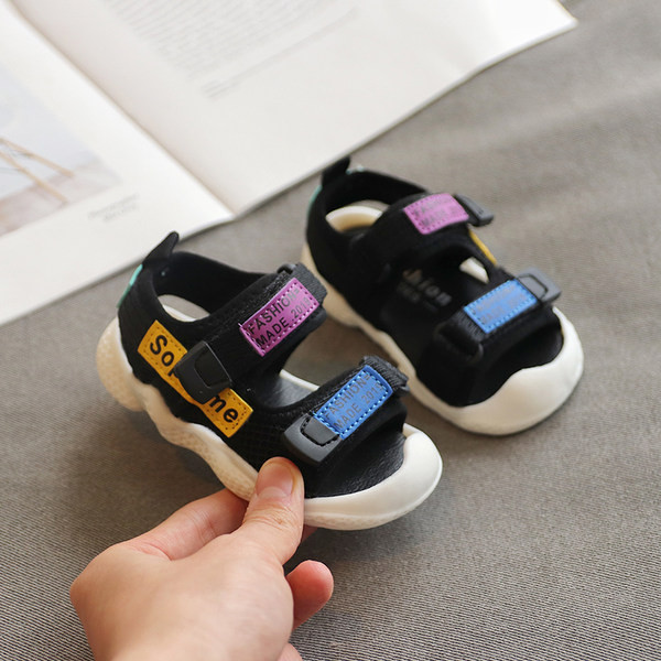 Kleebiste ja pealdistega beebisandaalid