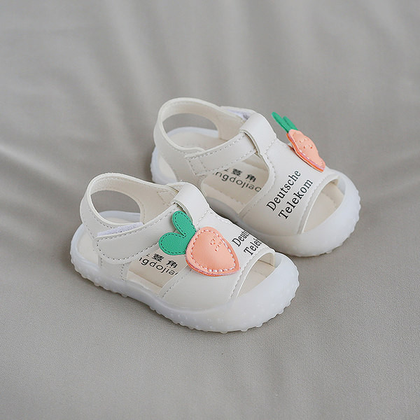 Uus 3D-rakendusega beebisandaalide mudel tüdrukutele