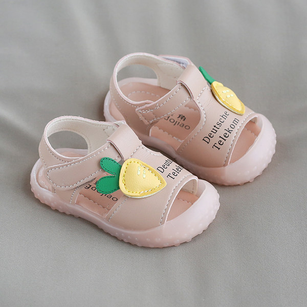 Uus 3D-rakendusega beebisandaalide mudel tüdrukutele