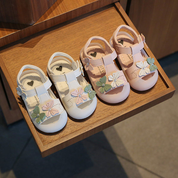 Beebikinnised takjakinnitusega sandaalid tüdrukutele