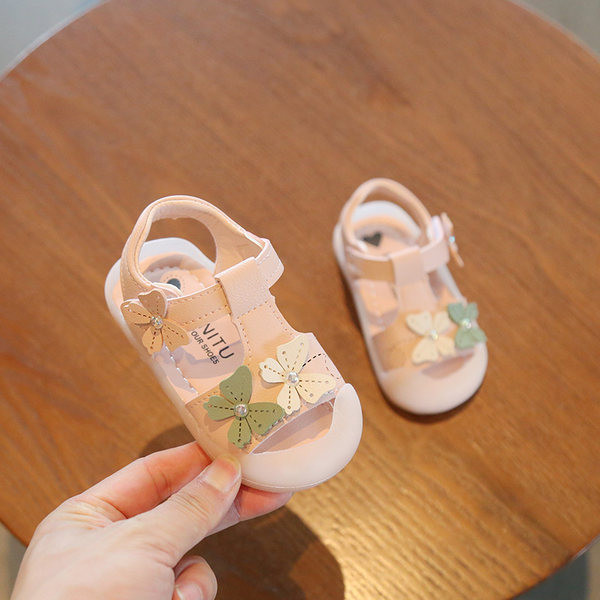 Beebikinnised takjakinnitusega sandaalid tüdrukutele