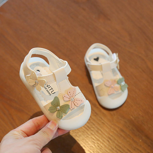 Beebikinnised takjakinnitusega sandaalid tüdrukutele