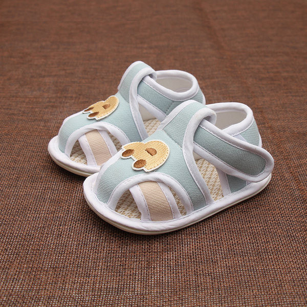 3D-elemendiga beebisandaalid poistele