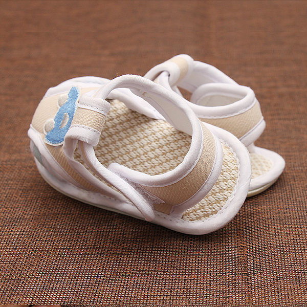 3D-elemendiga beebisandaalid poistele