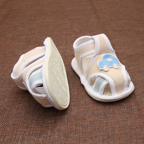 3D-elemendiga beebisandaalid poistele