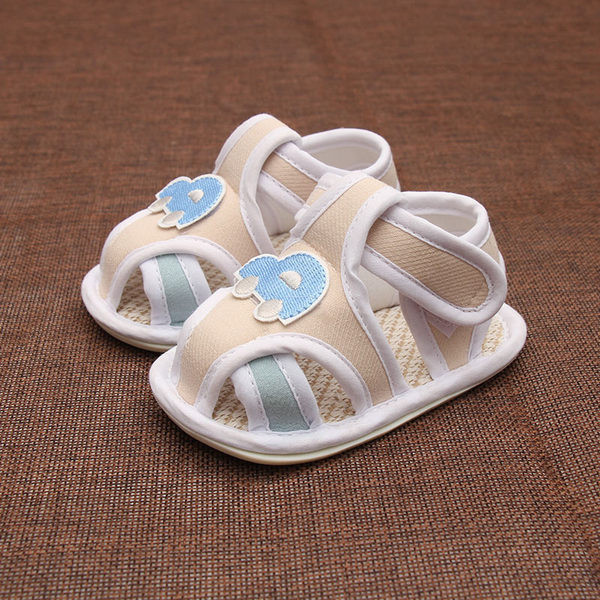 3D-elemendiga beebisandaalid poistele