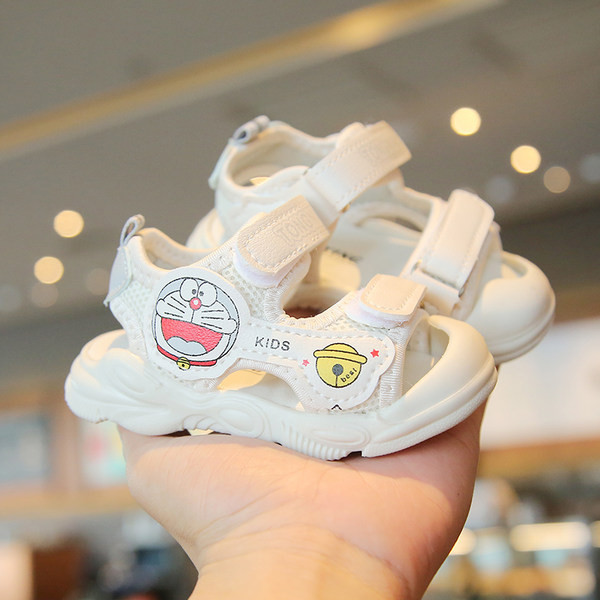 Takjakinnituse ja värvilise aplikatsiooniga beebisandaalid