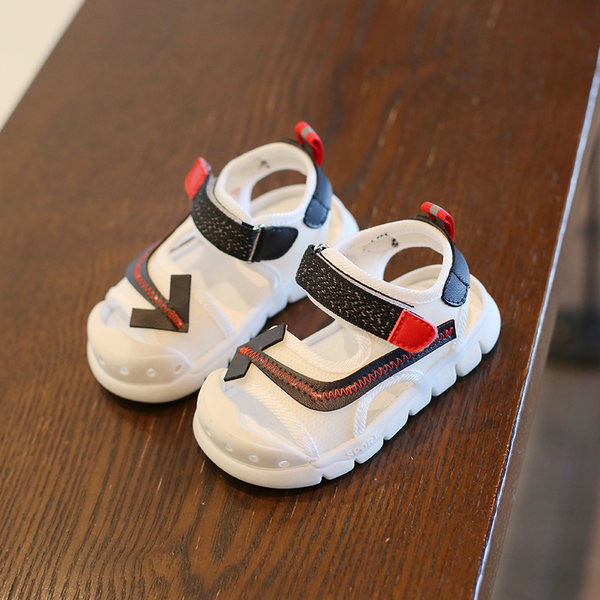 Kleebistega laste sandaalid sobivad tüdrukutele ja poistele