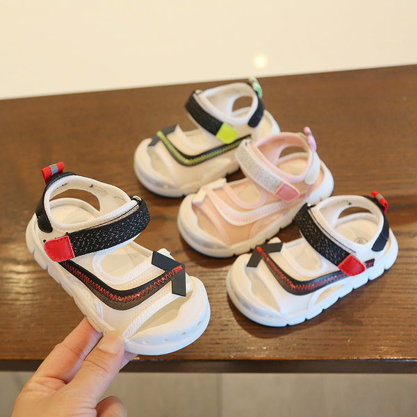 Kleebistega laste sandaalid sobivad tüdrukutele ja poistele