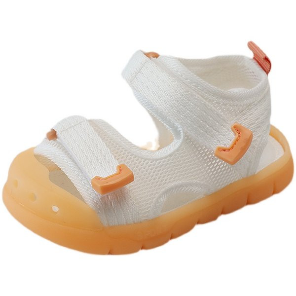 Kolmes värvitoonis kleebistega beebisandaalid