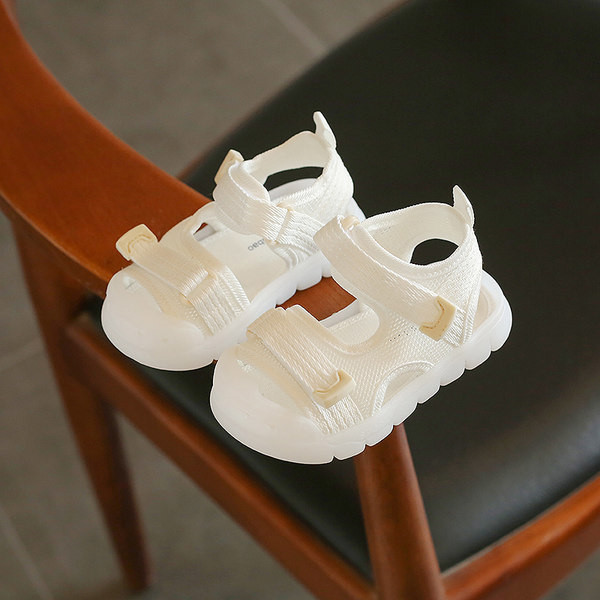 Kolmes värvitoonis kleebistega beebisandaalid