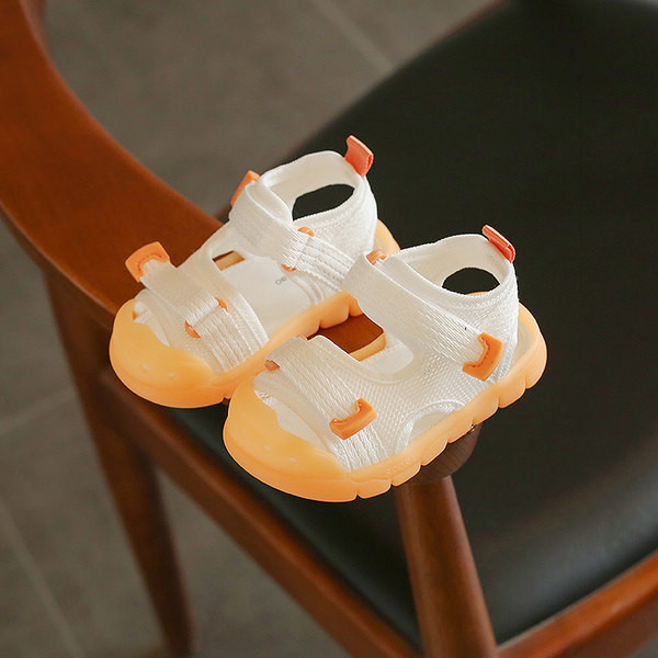 Kolmes värvitoonis kleebistega beebisandaalid