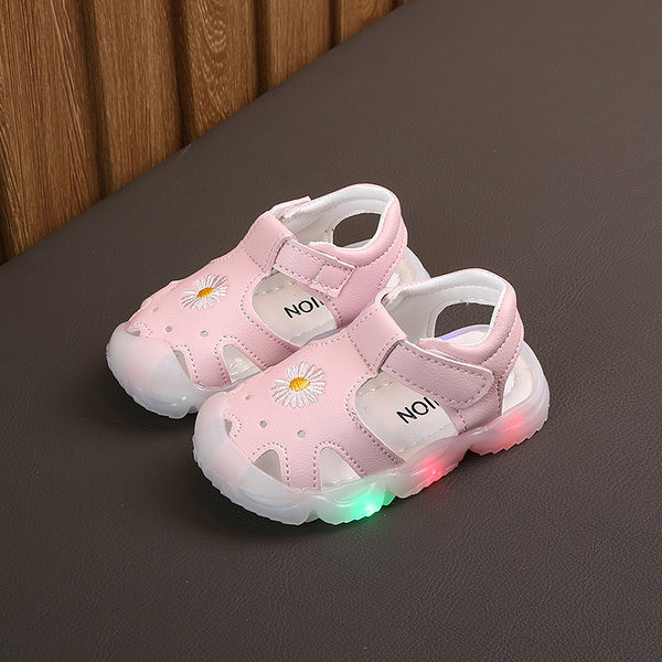 Öko-nahast ja helendavast tallast beebisandaalid