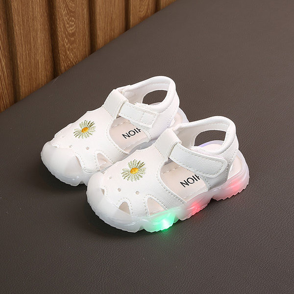 Öko-nahast ja helendavast tallast beebisandaalid