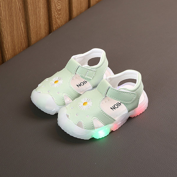 Öko-nahast ja helendavast tallast beebisandaalid