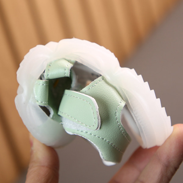 Öko-nahast ja helendavast tallast beebisandaalid