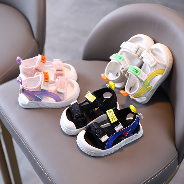 Παιδικά σανδάλια με  στερέωση velcro και επιγραφές σε τρία χρώματα