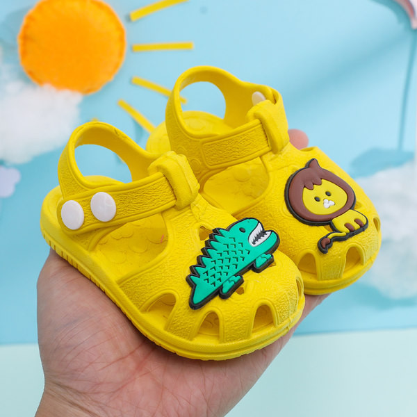 Aplikatsiooniga suvised kummist sandaalid