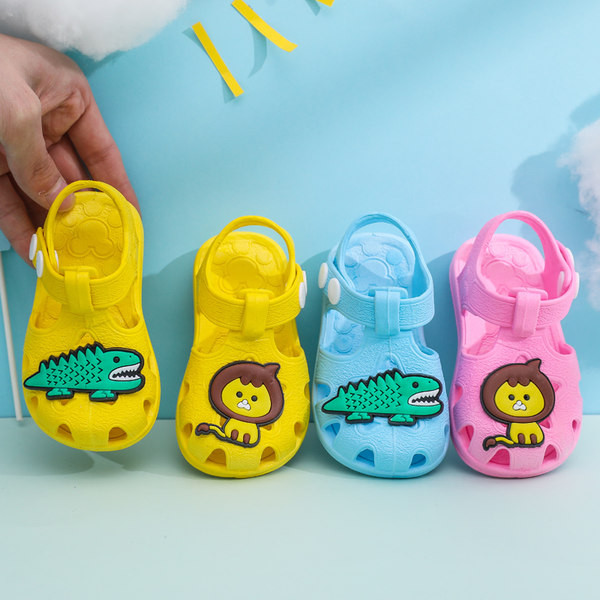 Aplikatsiooniga suvised kummist sandaalid